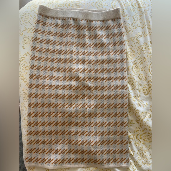 Pencil knit skirt in muted beige - Picture 3 of 4